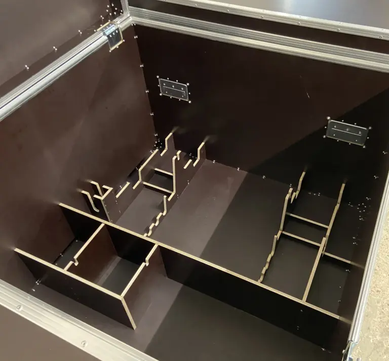Gesteckte Trennwände aus Holz im Innenraum eines Flightcase