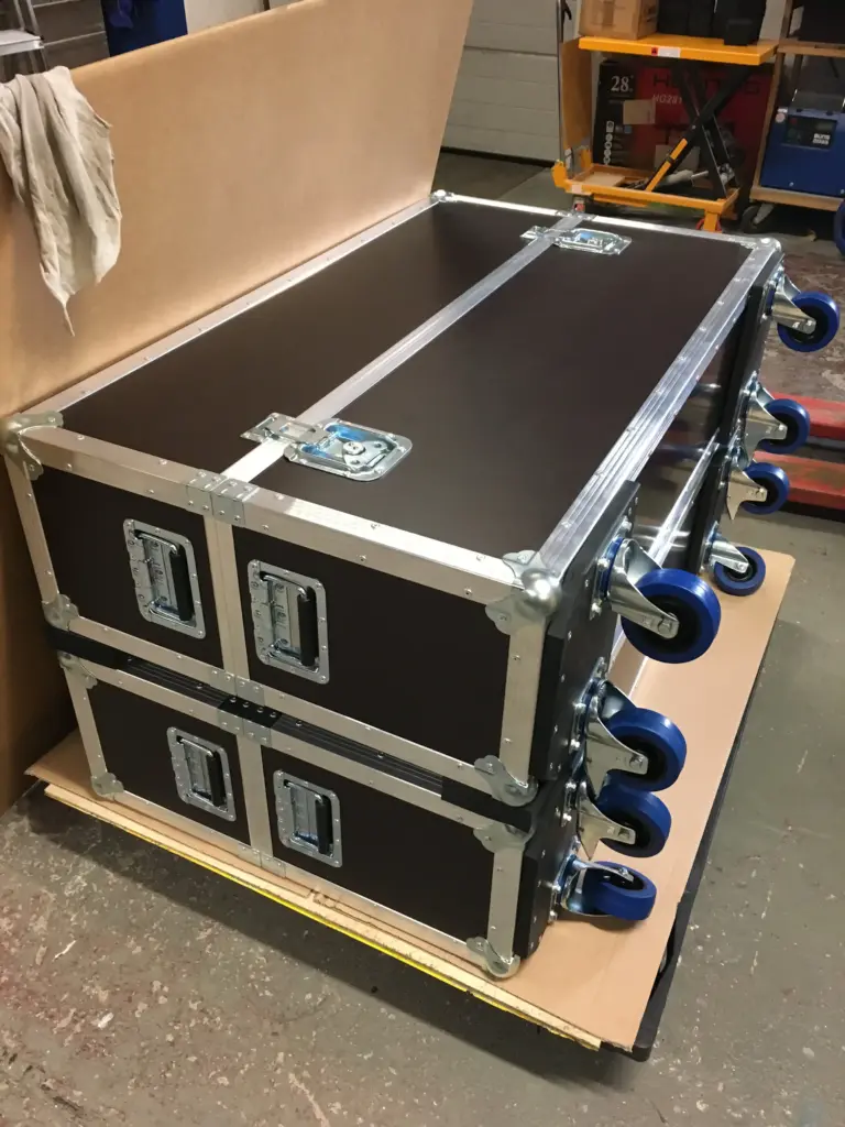 Zwei gestapelte Flightcases in Dunkelbraun mit Profi-Rollen