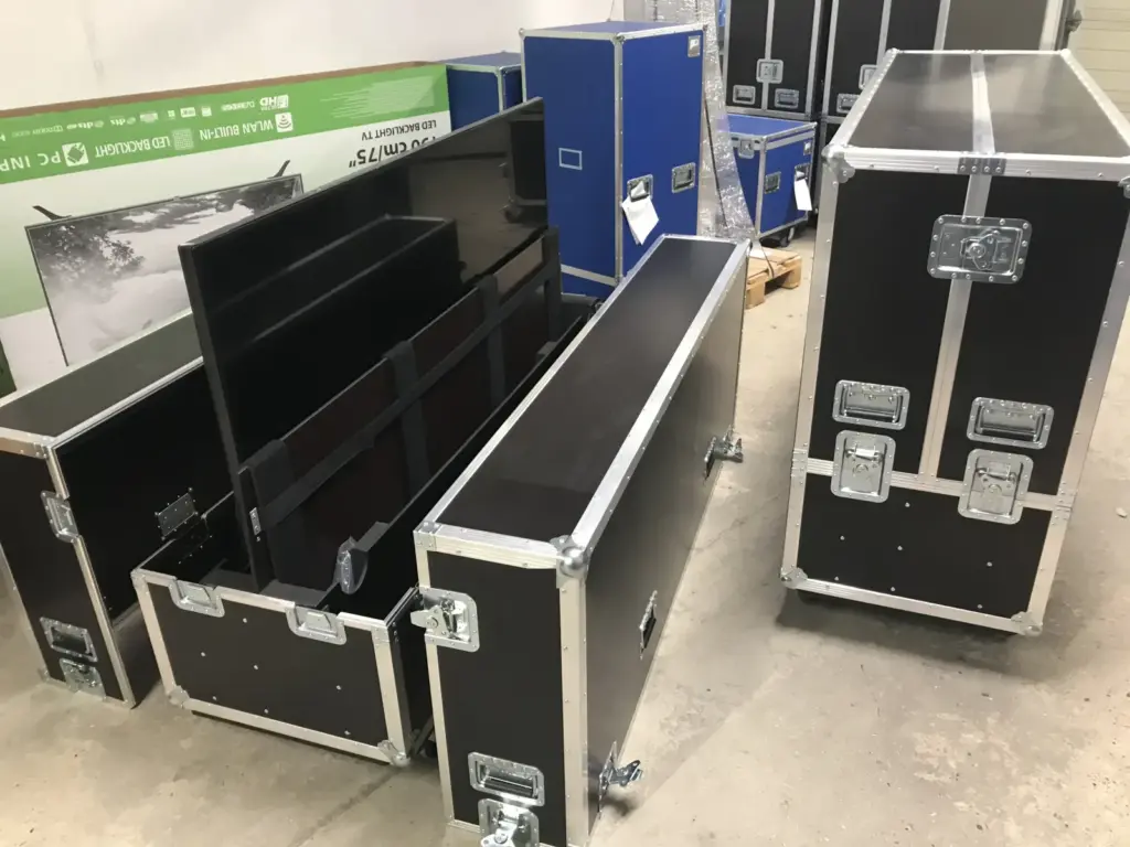 Flightcases vor dem Versand, eines geöffnet mit einem großen Bildschirm in Schaumstoffhalterungen
