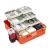 Peli Air Case 1465, Orange, geöffnet, mit ausgeklappten Ablagen und eingelegtem Notfallmaterial