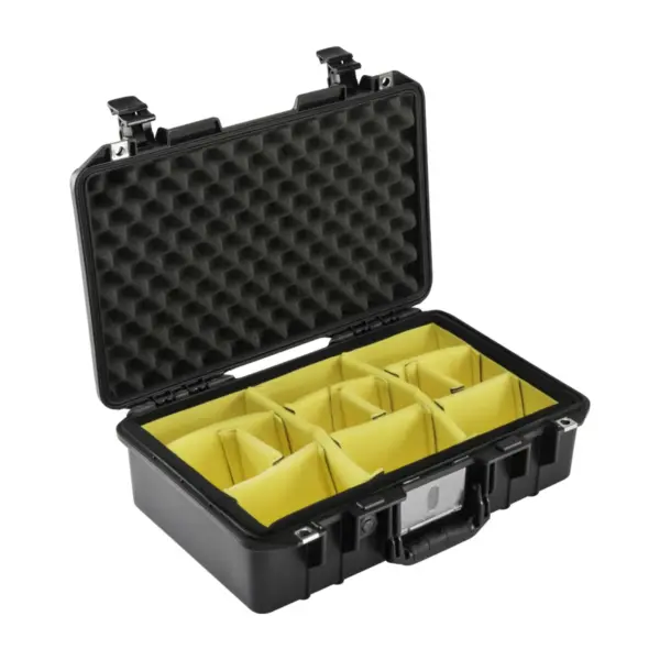 Peli Air Case 1485, Schwarz, geöffnet, mit gelben gepolsterten Trennwänden