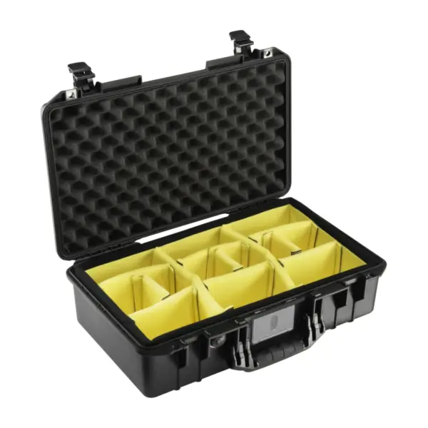 Peli Air Case 1525, Schwarz, geöffnet, mit gelben gepolsterten Trennwänden