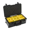 Peli Air Case 1535, Schwarz, geöffnet, mit gelben gepolsterten Trennwänden