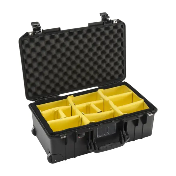 Peli Air Case 1535, Schwarz, geöffnet, mit gelben gepolsterten Trennwänden