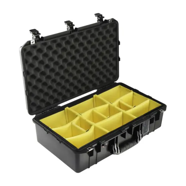 Peli Air Case 1555, Schwarz, geöffnet, mit gelben gepolsterten Trennwänden