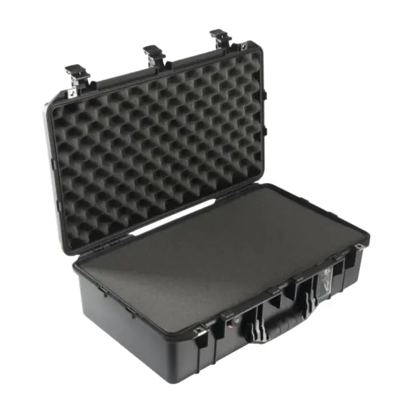 Peli Air Case 1555, Schwarz, geöffnet, mit Schaumstoff