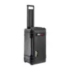 Peli Air Case 1556, Schwarz, aufrecht mit ausgezogenem Teleskopgriff