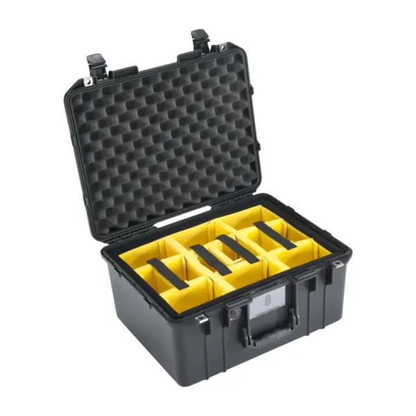 Peli Air Case 1557, Schwarz, geöffnet, mit gelben gepolsterten Trennwänden