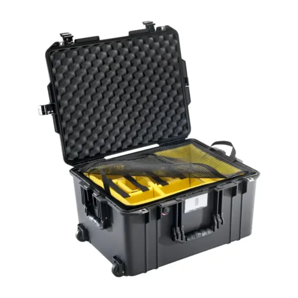 Peli Air Case 1607, Schwarz, geöffnet, mit gelben gepolsterten Trennwänden
