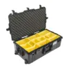 Peli Air Case 1615, Schwarz, geöffnet, mit gelben gepolsterten Trennwänden
