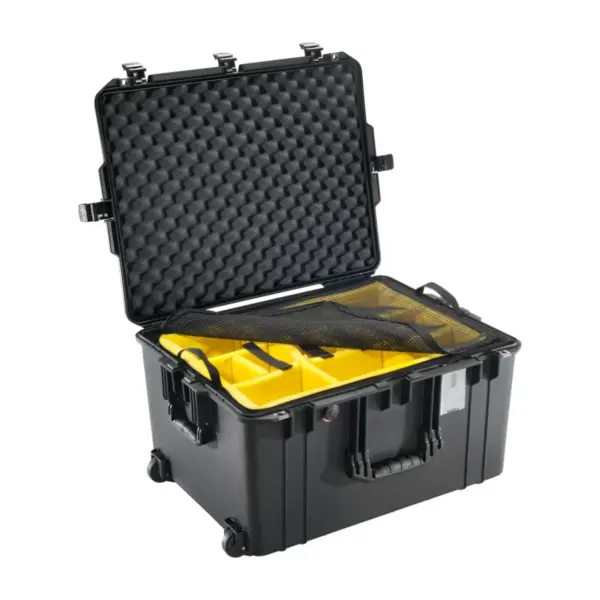 Peli Air Case 1637, Schwarz, geöffnet, mit gelben gepolsterten Trennwänden