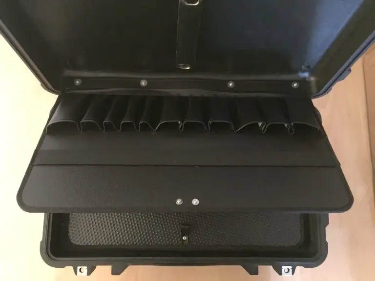 Hochgeklappte Tafel über den Fächern im Kofferboden