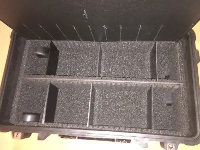 Boden eines Peli Koffers mit Schaumstoff und gesteckten Trennwänden