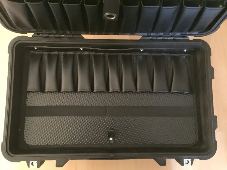 Werkzeugtafel mit Einstecktaschen und Gummiband