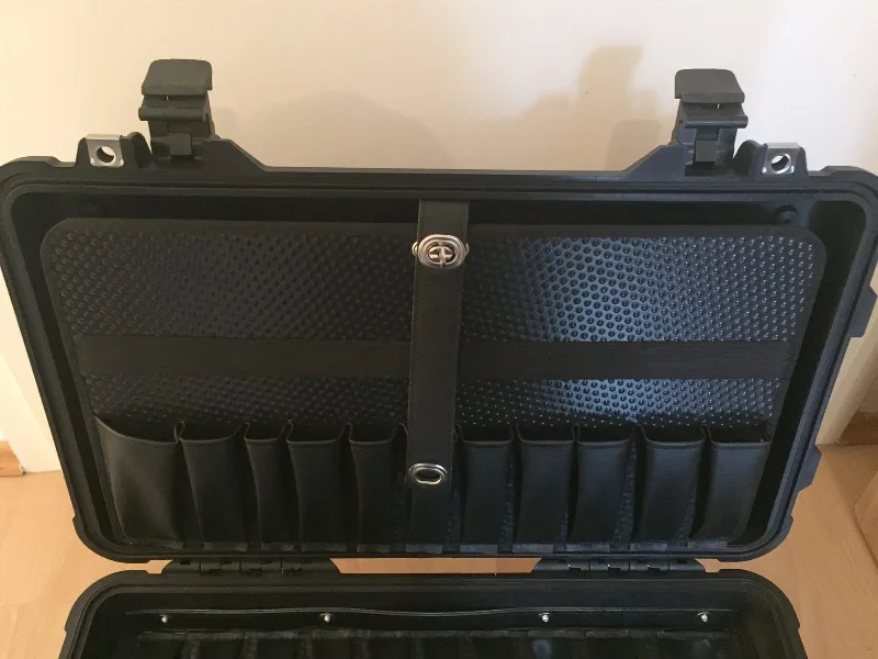 Geöffneter Peli Koffer mit Werkzeugtafel und Einstecktaschen im Deckel