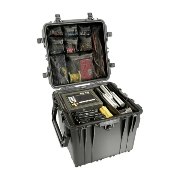 Peli Protector Case 0340, Schwarz, geöffnet, mit gepolsterten Trennwänden und Deckel-Organizer