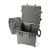 Peli Protector Case 0370, Schwarz, geöffnet, mit Schaumstoff, neben einem zweiten Würfelkoffer