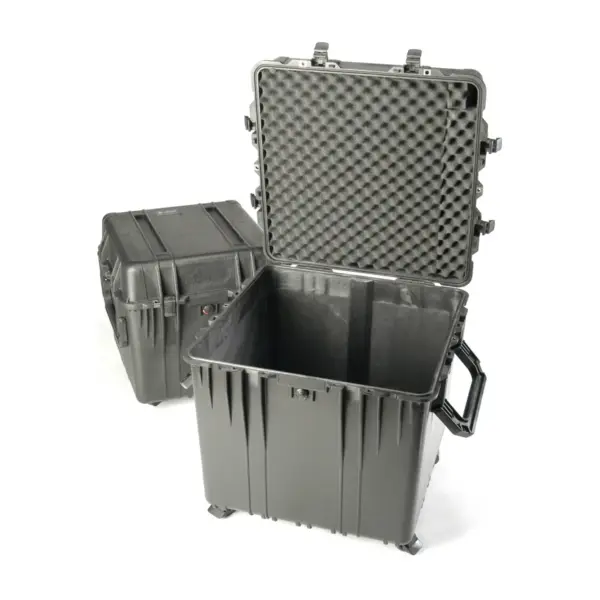 Peli Protector Case 0370, Schwarz, geöffnet, mit Schaumstoff, neben einem zweiten Würfelkoffer