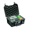 Peli Protector Case 1120, Schwarz, geöffnet, mit Schaumstoff und eingelegtem Gerät
