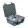 Peli Protector Case 1400, Schwarz, geöffnet, mit Schaumstoff und eingelegtem Gerät