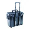 Peli Protector Case 1440, Schwarz, mit ausgezogenem Teleskopgriff