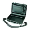 Peli Protector Case 1470, Schwarz, geöffnet, leer, mit Deckeltasche und Schultergurt