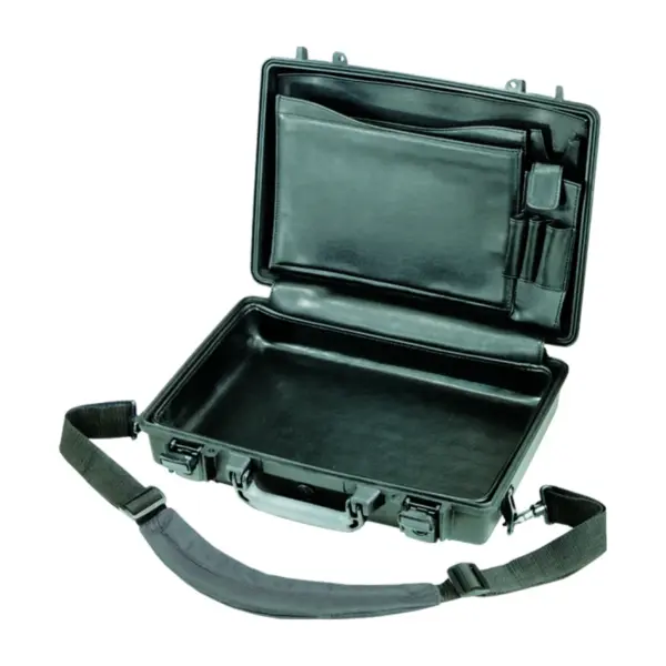 Peli Protector Case 1470, Schwarz, geöffnet, leer, mit Deckeltasche und Schultergurt