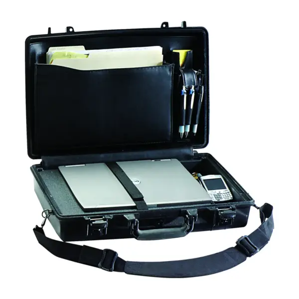 Peli Protector Case 1490, Schwarz, geöffnet, mit Laptop und Dokumententasche im Deckel