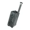 Peli Protector Case 1510, Schwarz, aufrecht mit ausgezogenem Teleskopgriff