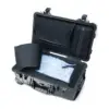 Peli Protector Case 1510, Schwarz, geöffnet, mit Kleidereinlage und eingelegter Kleidung