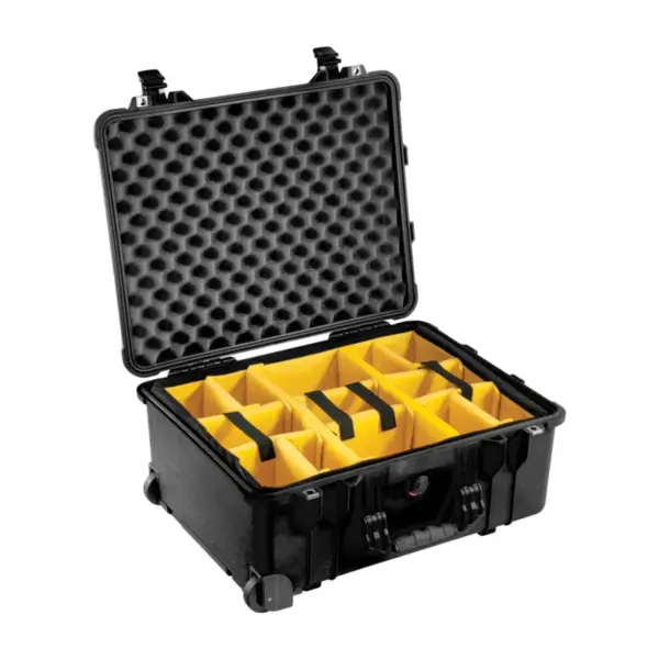 Peli Protector Case 1560, Schwarz, geöffnet, mit gelben gepolsterten Trennwänden
