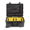 Peli Protector Case 1560, Schwarz, geöffnet, mit gelben gepolsterten Trennwänden und Laptopfach