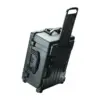Peli Protector Case 1610, Schwarz, aufrecht mit ausgezogenem Teleskopgriff