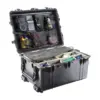 Peli Protector Case 1630, Schwarz, geöffnet, mit gepolsterten Trennwänden und Deckel-Organizer