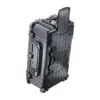 Peli Protector Case 1650, Schwarz, aufrecht mit ausgezogenem Teleskopgriff