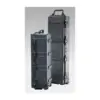 Peli Protector Case 1770, Schwarz, aufrecht neben einem zweiten Langkoffer