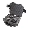 Peli Storm Case iM2050, Schwarz, geöffnet, mit Schaumstoff und eingelegter Actionkamera