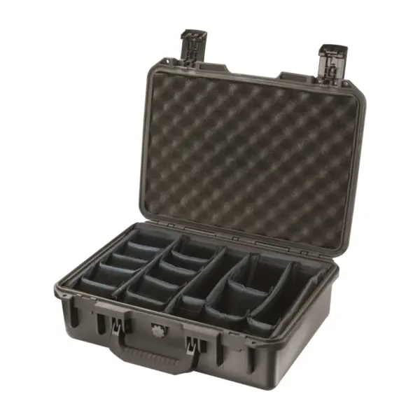 Peli Storm Case iM2300, Schwarz, geöffnet, mit gepolsterten Trennwänden