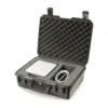 Peli Storm Case iM2400, Schwarz, geöffnet, mit Schaumstoff und eingelegtem Gerät