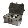 Peli Storm Case iM2975, Schwarz, geöffnet, mit Schaumstoff und eingelegter Kameraausrüstung