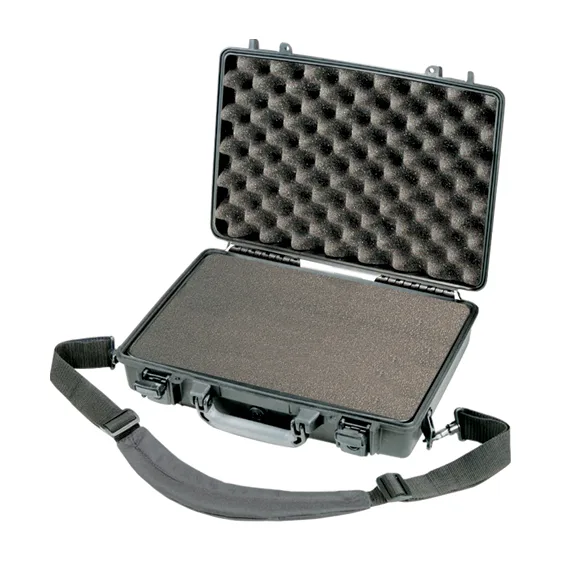Ersatz-Schaumstoffsatz, 3-teilig für Peli Protector Case 1470, eingesetzt, Schwarz, geöffnet, mit Schaumstoff und Schultergurt